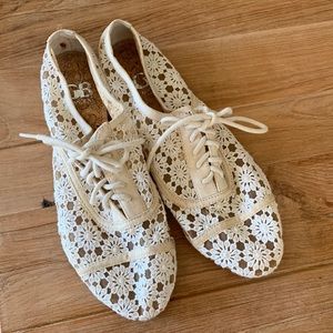 Gianni Bini Lace Creme Wedding Shoe Size 7.5